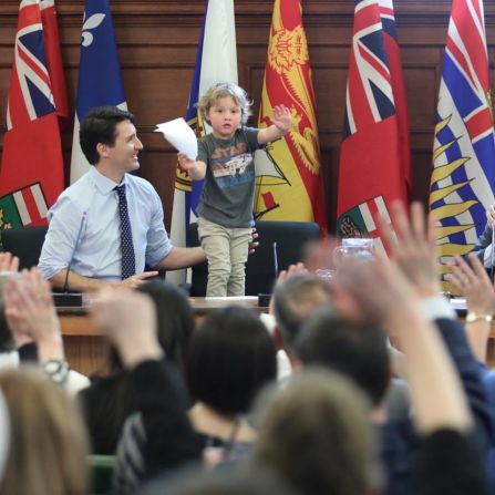 En las imágenes se ve a Trudeau con el pequeño Hadrien en conferencia de prensa.