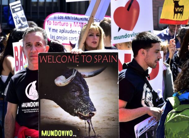 Las corridas de toros están permitidas en Madrid y se rigen por el Reglamento de Espectáculos Taurinos.