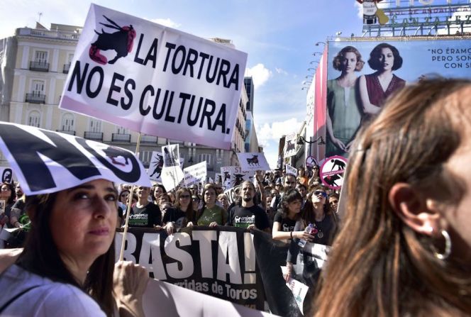 Bajo el lema "Tortura no es cultura", los manifestantes exigieron el fin de las corridas de toros.