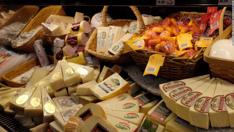 Otro producto lácteo, el queso, aparece en el quinto lugar de los 10 alimentos más dañinos para el medio ambiente, con 9,8 kilos de emisiones de CO2 por cada kilo producido. Y la cosa empeora cuando los quesos requieren refrigeración para ser transportados y llevados por vía aérea a otros países, lo que tiene impactos mayores para el clima.
