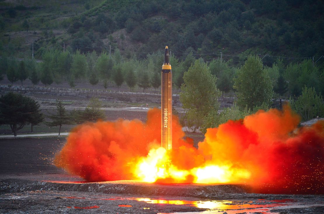 Fotografía tomada el 14 de mayo del 2017 y distribuida por la agencia estatal de noticias de Corea del Norte KCNA en la que se ve la prueba del lanzamiento de un misil tierra-tierra de mediano alcance Hwasong-12 en una región no determinada del país. Los patrones de los números de serie se han cambiado, dice Schmerler.