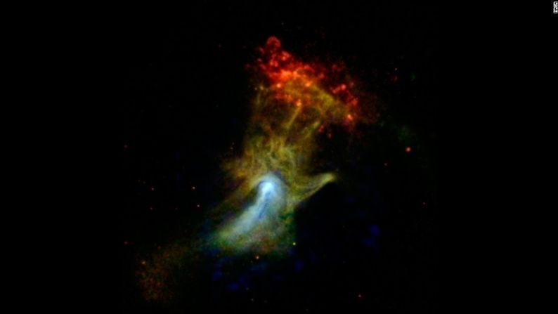 ¿Es una mano gigante saludándonos? En realidad, es lo que queda de una estrella que murió y explotó hace mucho tiempo. Los astrónomos la apodaron la "Mano de Dios". NuSTAR, tomó esta imagen en rayos X de alta energía, mostrados en azul. La imagen se combinó con imágenes de otro telescopio espacial, el del Chandra X-ray Observatory.