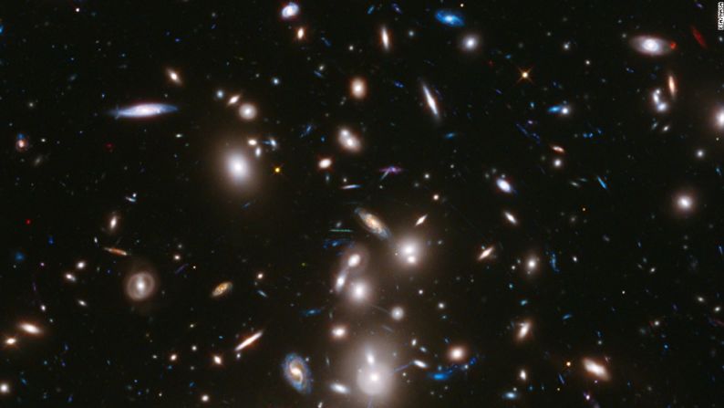 Esta imagen de larga exposición del Telescopio Hubble es la más profunda tomada de un grupo de galaxias. El conglomerado, llamado Abell 2744, contiene varios cientos de galaxias como parecían hace 3.500 millones de años. Las galaxias más distantes aparecen como lo hicieron hace más de 12 mil millones de años, no mucho después del Big Bang.