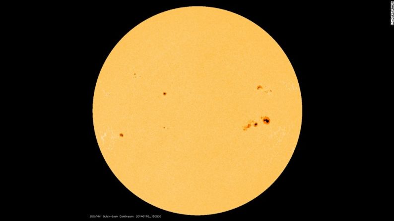 Esas manchas en nuestro sol parecen pequeñas, pero incluso un punto de tamaño moderado es aproximadamente tan grande como la Tierra. Se producen cuando fuertes campos magnéticos se meten a través de la superficie del sol y dejan el área más fresca en comparación con el área circundante.