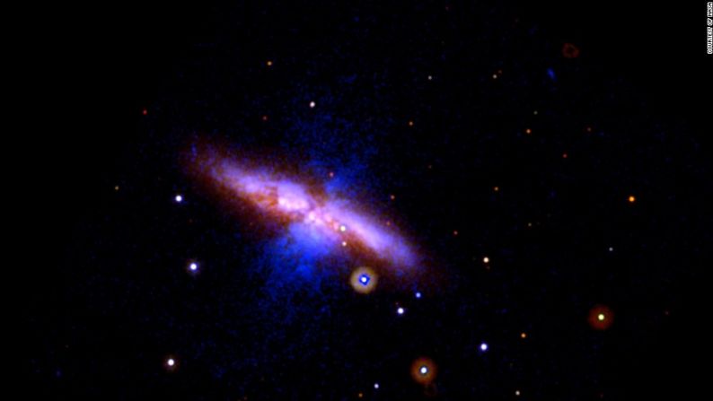 Una supernova fue vista el 21 de enero en Messier 82, una de las galaxias grandes más cercanas. Esta imagen ancha de la visión fue tomada el 22 de enero.