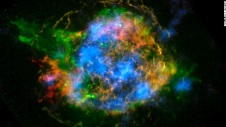 La matriz de telescopios NuSTAR de la NASA generó el primer mapa de radioactividad en los restos de una estrella en explosión, o supernova. El azul en esta imagen de Cassiopeia A representa material radiactivo.