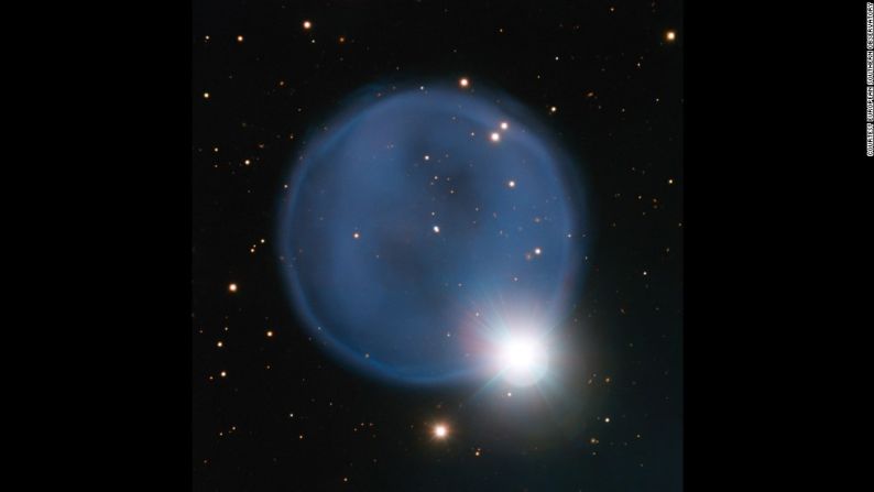 La nebulosa planetaria Abell 33 aparece en forma de anillo en esta imagen, tomada con el Very Large Telescope del Observatorio Europeo Austral. La burbuja azul fue creada cuando una estrella envejecida derramó sus capas externas y una estrella en el primero plano se alineó para crear un efecto del "anillo de compromiso del diamante".