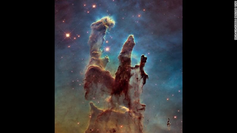 La NASA ha capturado una impresionante nueva imagen de los llamados "Pilares de la Creación", uno de los descubrimientos más emblemáticos de la agencia espacial. Las columnas gigantes de gas frío, en una pequeña región de la Nebulosa del Águila, fueron popularizadas por una imagen similar tomada por el Telescopio Espacial Hubble en 1995.