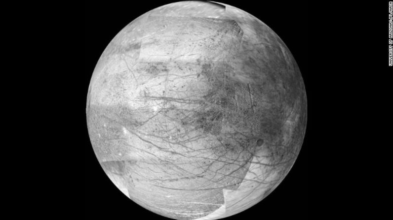 Europa, la luna helada de Júpiter, puede ser el mejor lugar en el sistema solar para buscar vida extraterrestre, según la NASA. La luna es del tamaño de la luna de la Tierra, y hay evidencia de que tiene un océano bajo su corteza congelada que puede contener el doble de agua que la Tierra. El presupuesto del 2016 de la NASA incluye una solicitud de 30 millones de dólares para planificar una misión para investigar Europa. La imagen fue tomada por la nave espacial Galileo el 25 de noviembre de 1999. Se trata de un mosaico de 12 cuadros y se considera la mejor imagen aún del lado de Europa que da la cara a Júpiter.