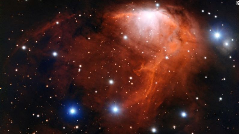 Esta nebulosa, o nube de gas y polvo, se llama RCW 34 o Gum 19. Las áreas más brillantes que se pueden ver son donde el gas está siendo calentado por las estrellas jóvenes. Eventualmente el gas estalló hacia fuera como el champán después de que una botella es descorchada. Los científicos llaman a esto flujo de champán. Esta nueva imagen de la nebulosa fue capturada por el Very Large Telescope del Observatorio Espacial Europeo en Chile. RCW 34 está en la constelación Vela en el cielo meridional. El nombre significa "velas de un barco" en latín.