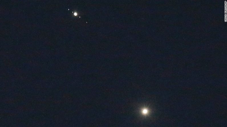 Venus (abajo) y Júpiter brillan brillantemente sobre Matthews (Carolina del Norte), el lunes 29 de junio. El aparente encuentro cercano, llamado conjunción, ha estado dando una deslumbrante exhibición en el cielo de verano. Aunque los dos planetas parecen estar muy juntos, en realidad están a millones de kilómetros de distancia.