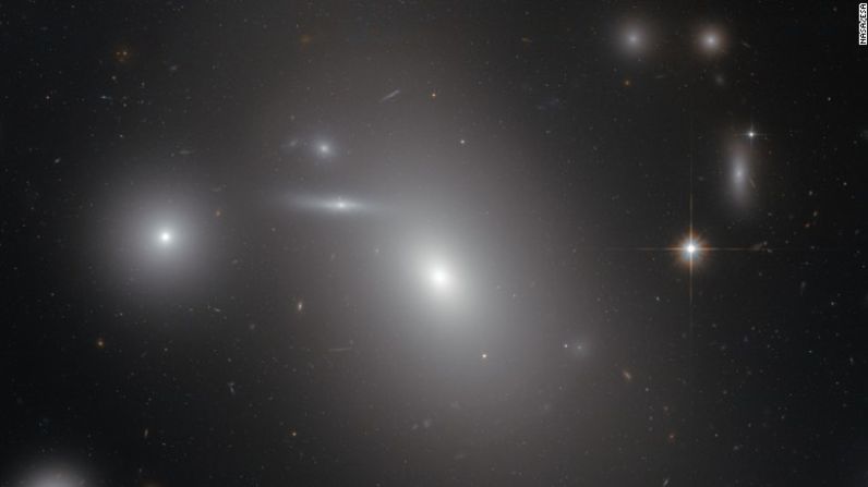 Esta imagen muestra la galaxia elíptica NGC 4889, profundamente incrustada dentro del cúmulo de galaxias de Coma. Hay un gigantesco agujero negro supermasivo en el centro de la galaxia.