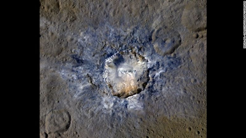 El 19 de abril, la NASA publicó nuevas imágenes de cráteres brillantes en Ceres. Esta foto muestra el cráter Haulani, que tiene evidencia de deslizamientos en su borde. Los científicos creen que algunos cráteres en el planeta enano son brillantes porque son relativamente nuevos.