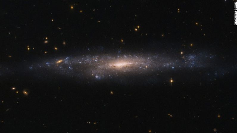 El Telescopio Espacial Hubble capturó una imagen de una galaxia oculta que es más débil que Andrómeda o la Vía Láctea. Esta galaxia de bajo brillo superficial, llamada UGC 477, está a más de 110 millones de años luz de distancia en la constelación de Piscis.