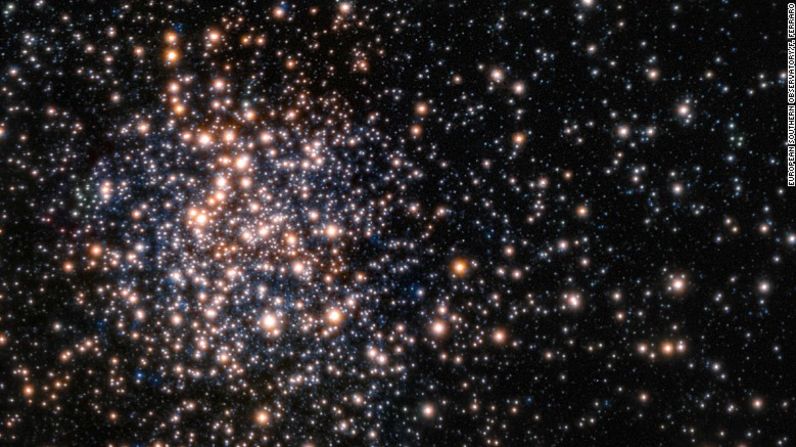 Mirando a través de las gruesas nubes de polvo de la protuberancia galáctica, un equipo internacional de astrónomos ha revelado la inusual mezcla de estrellas en un clúster estelar conocido como Terzan 5. Los nuevos resultados indican que Terzan 5 es uno de los bloques de construcción primordiales de la protuberancia, reliquia de los primeros días de la Vía Láctea.