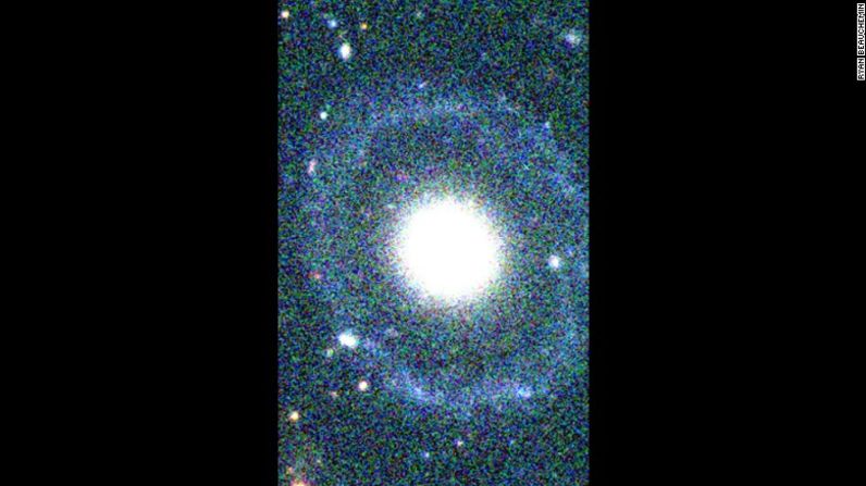 Se pensaba inicialmente que la PGC 1000714 era una galaxia elíptica común, pero un análisis más cercano reveló el descubrimiento increíblemente raro de una galaxia de tipo Hoag. Tiene un núcleo redondo rodeado por dos anillos separados.