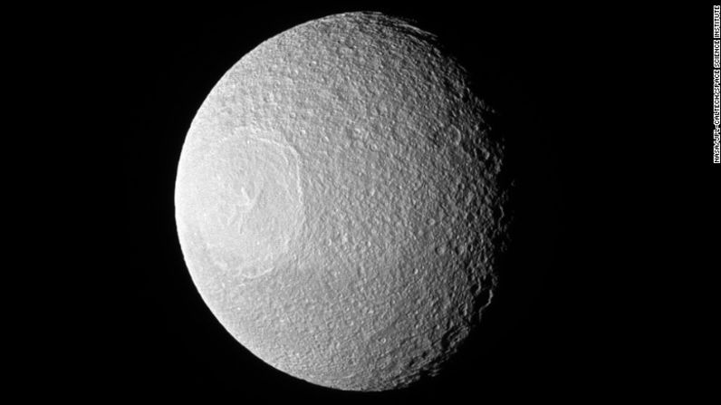 Esta foto de la gran luna helada de Saturno, Tethys, fue tomada por la misión espacial Cassini de la NASA, que ha estado enviando algunas imágenes sorprendentes del planeta anillado.