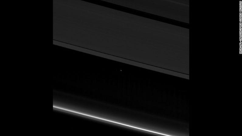 ¿Ves ese punto entre los anillos de Saturno ? Esa es la Tierra en una imagen de la misión Cassini el 12 de abril.