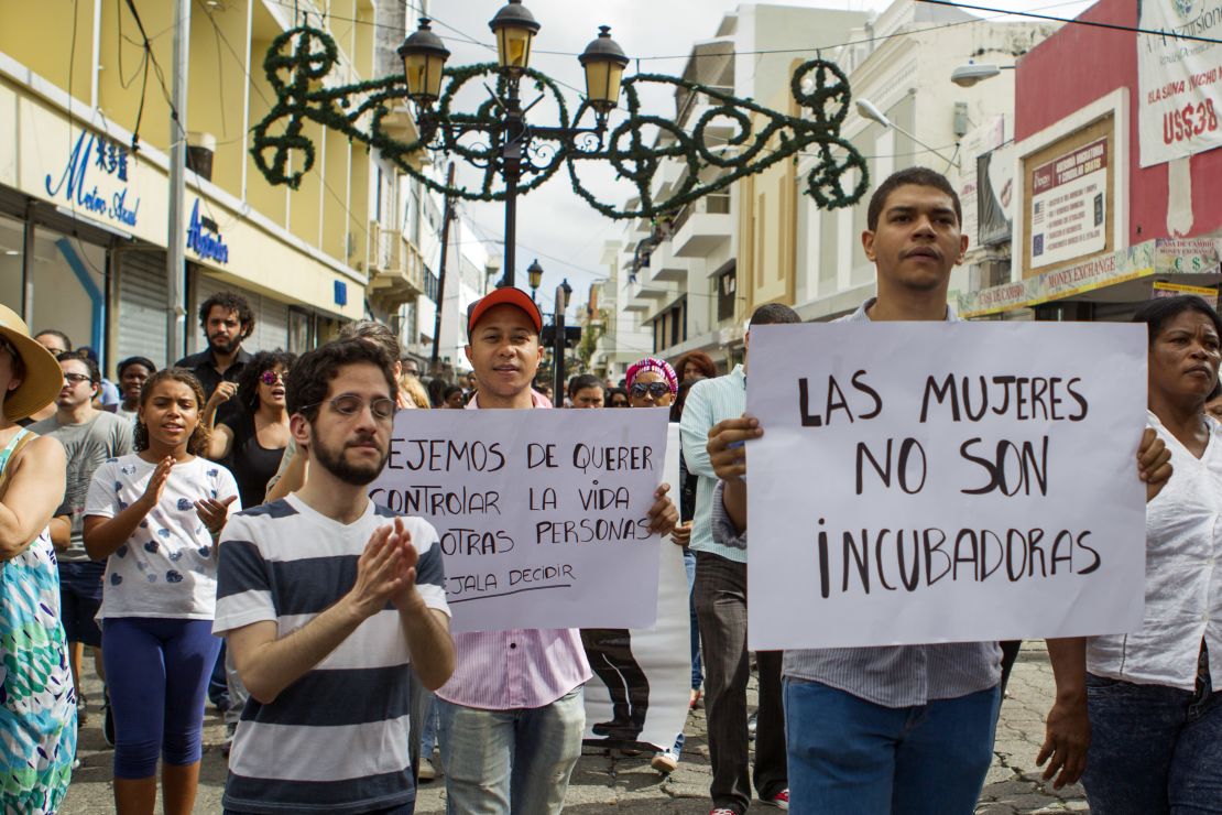 Fotografía del 18 de diciembre del 2016 en la que se ve a varias personas durante una manifestación pro aborto en Santo Domingo.