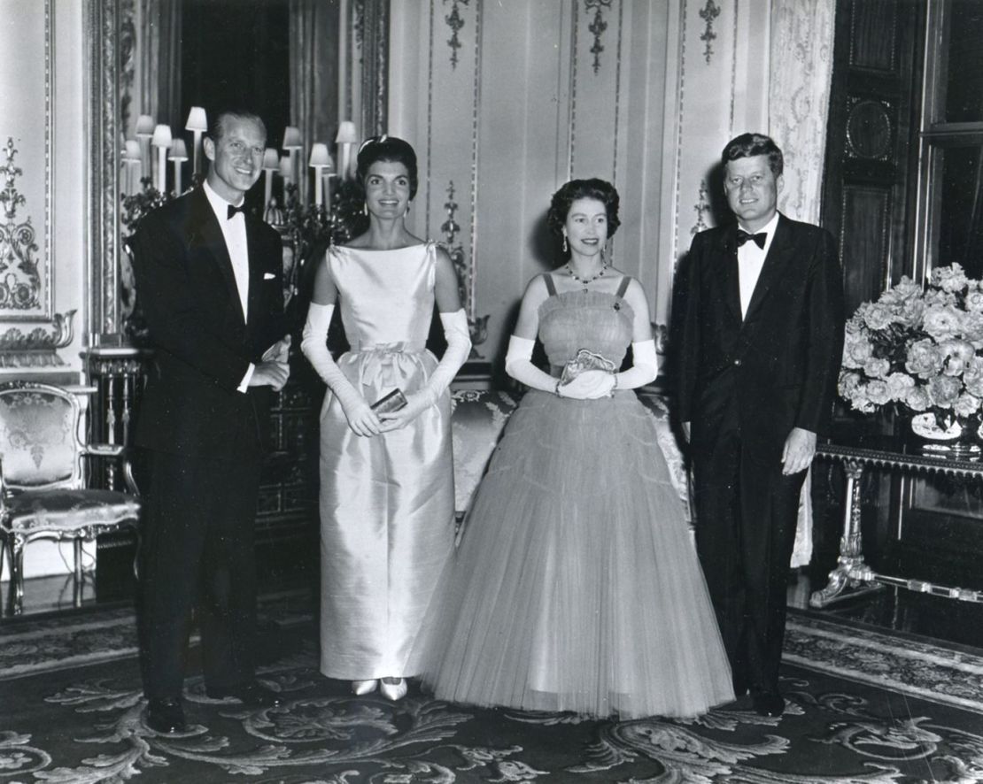 John F. Kennedy: en medio de una gran fanfarria y un enorme interés de los medios de comunicación, Kennedy y su esposa, Jackie, fueron invitados a cenar en el Palacio de Buckingham en junio de 1961. Más tarde, en una carta de cumpleaños dirigida a la reina, escribió que "conservaría el recuerdo de esa deliciosa velada". Añadió: "El pueblo de Estados Unidos se une a mí para expresar a su majestad y al pueblo de la Commonwealth sus mejores deseos y sus más sinceras felicitaciones con motivo de la celebración de su cumpleaños... Permítanme también decir al mismo tiempo lo agradecidos que estamos mi esposa y yo por la cordial hospitalidad que nos ofrecieron su majestad y el príncipe Felipe durante nuestra visita a Londres el pasado lunes. Siempre guardaremos el recuerdo de esa encantadora velada".