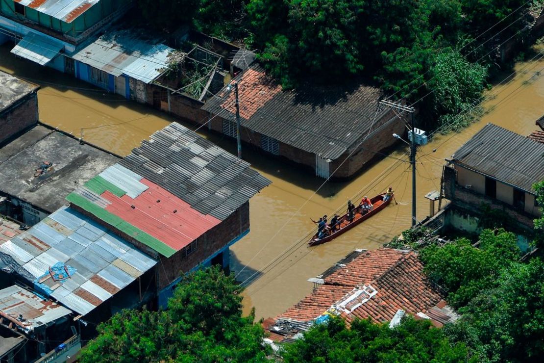 Las lluvias y posteriores inundaciones convirtieron en ríos a varias calles de la ciudad de Cali, este 15 de mayo. (Crédito LUIS ROBAYO/AFP/Getty Images).