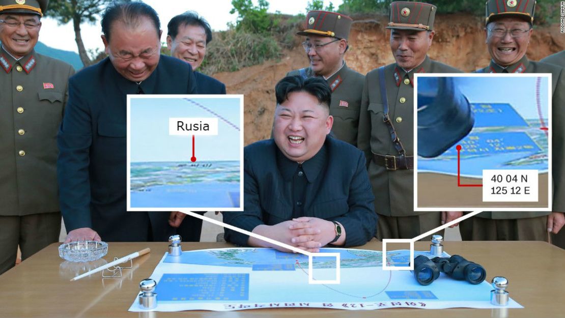 Los medios estatales publicaron imágenes de Kim Jong-un con un mapa del lanzamiento.