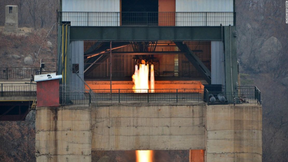 Una imagen publicada por Corea del Norte el 19 de marzo muestra la prueba de chorro a tierra de un nuevo motor de alto empuje en el campo de lanzamiento de satélites de Sohae, en territorio norcoreano.