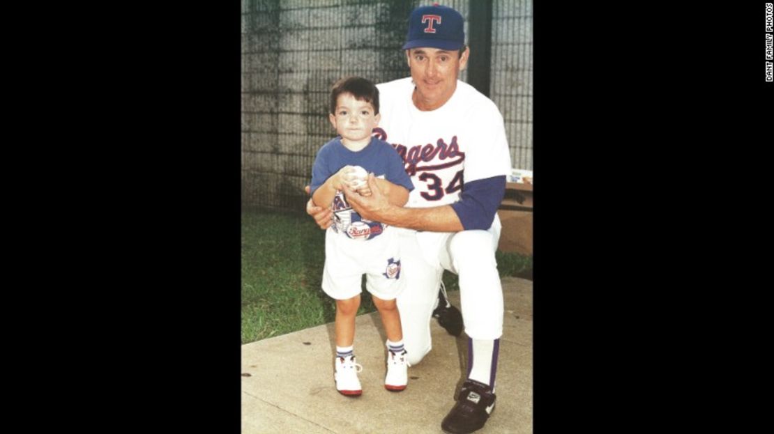 Ryan Dant con la leyenda del béisbol Nolan Ryan