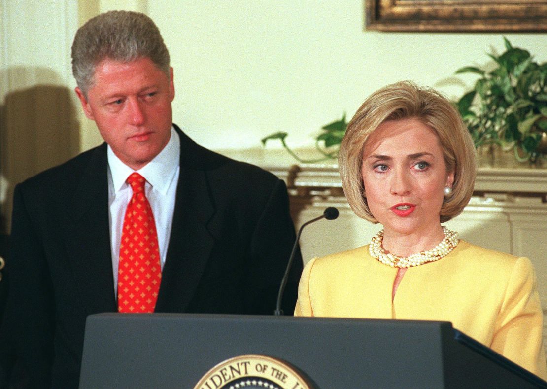 Conferencia de prensa en la que se ve al entonces presidente Bill Clinton y la primera dama, Hillary Clinton, durante la época del escándalo Clinton-Lewinsky.