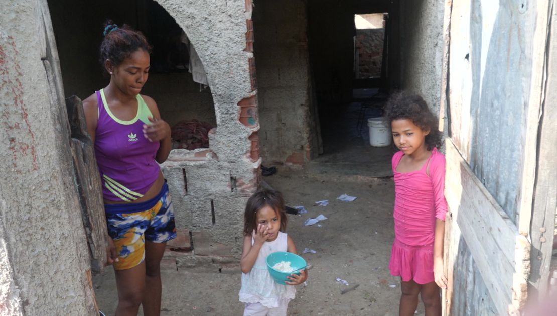 La familia Dias nos dio la bienvenida en su casa, el día en que Jennifer pudo comer arroz por primera vez en una semana.