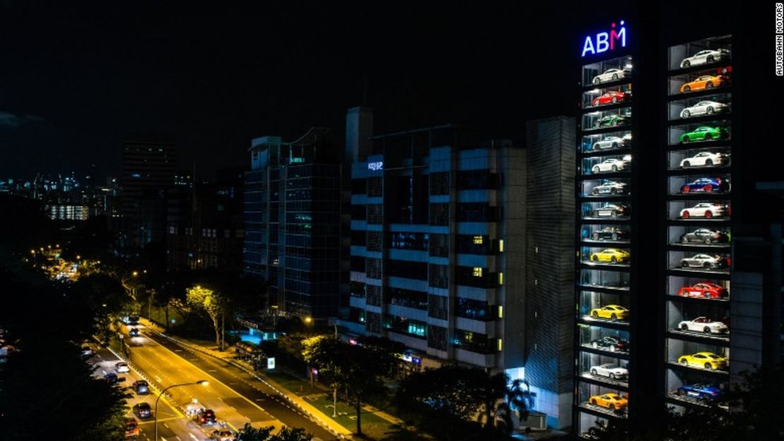 CNNE 410490 - 170516050920-sinapore-luxury-car-vending-machine-2-780x439