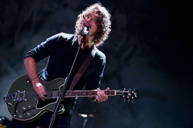 El cantante Chris Cornell, quien lideró los grupos Soundgarden y Audioslave, murió en la noche del pasado 17 de mayo, a los 52 años. El rockero había actuado horas antes en el Teatro Fox en Detroit y el caso se está tratando como un suicidio.