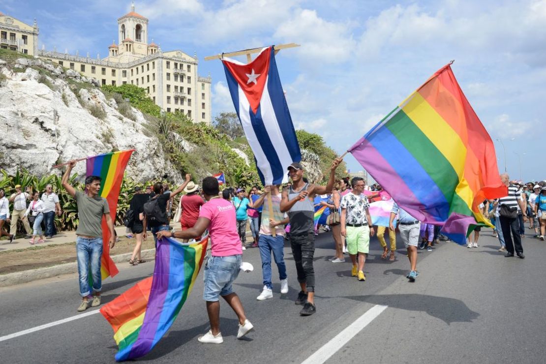 Cubanos y turistas salieron a las calles de La Habana para unirse a la conmemoración.