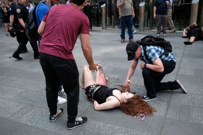 Una mujer herida yace en el suelo después de que un auto embistiera a los peatones en Times Square.