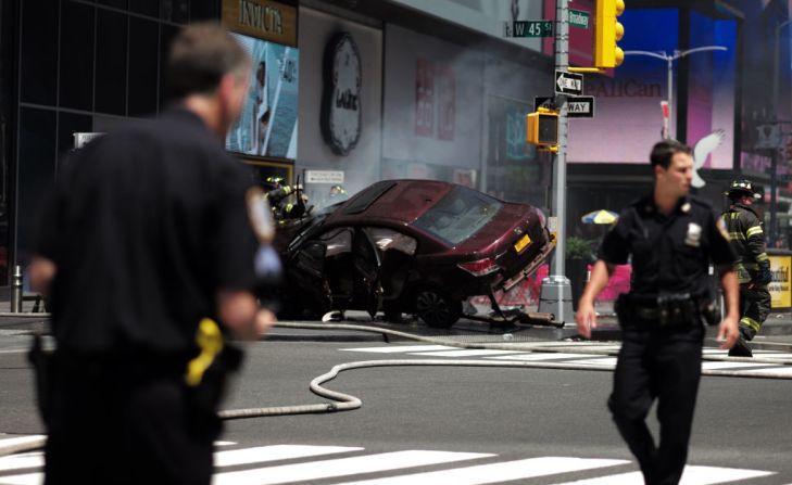 El auto, un Honda, quedó así en el icónico lugar de Nueva York.