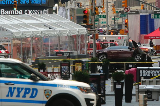 El auto, un Honda, quedó así en el icónico lugar de Nueva York.