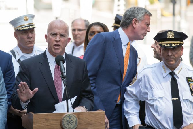 El comisionado de la policía de Nueva York, James O’Neill, habla en una rueda de prensa junto al alcalde Bill de Blasio (segundo a la derecha).