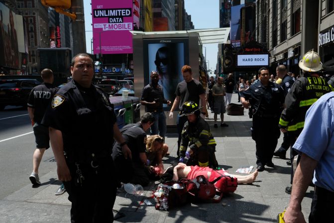 Una de las víctimas de Times Square fue atendida minutos después del accidente por los bomberos y la policía.