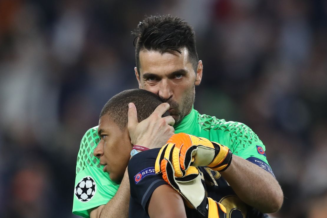 Gianluigi Buffon y Kylian Mbappé durante las semifinales de la Liga de Campeones en Turín.