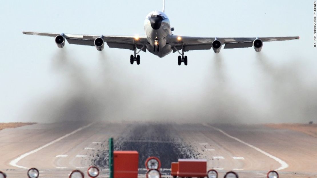 Un avión WC-135W “Constant Phoenix” hace ejercicios de aterrizaje en la Base de la Fuerza Aérea Offutt.