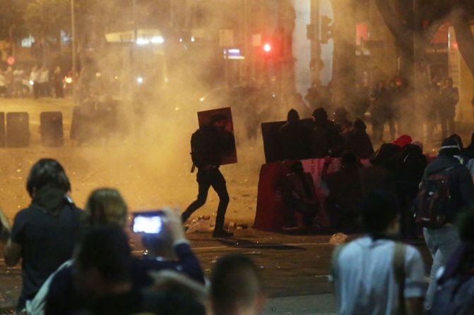 Algunos manifestantes en Río de Janeiro lanzaron cócteles molotov contra la policía, que respondió con gases lacrimógenos.