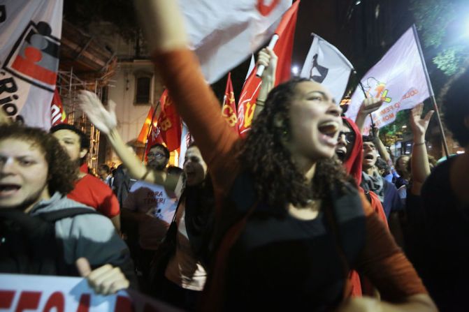 Los manifestantes, con pancartas y objetos para hacer ruido, salieron a las calles en las principales ciudades.