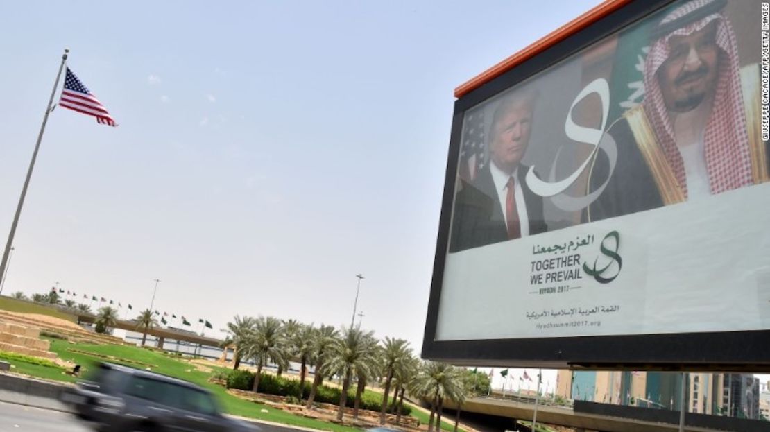 Un cartel gigante con las fotos del presidente Trump y del rey Salam de Arabia Saudita, anunciando la visita del presidente de Estados Unidos, es visto en una vía de Riad, el 19 de mayo de 2017.