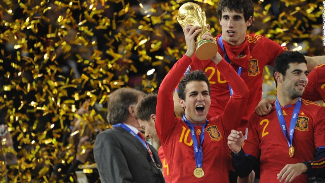 Cesc Fábregas, uno de los graduados de La Masia, sostiene en lo alto la Copa del Mundo luego de que España ganara la final en 2010.