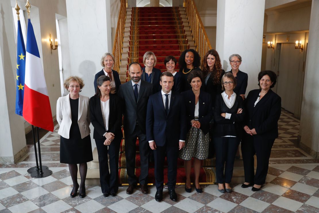 El presidente de Francia, Emmanuel Macron, y su primer ministro, Edouard Philippe, posan junto a las mujeres del gabinete.