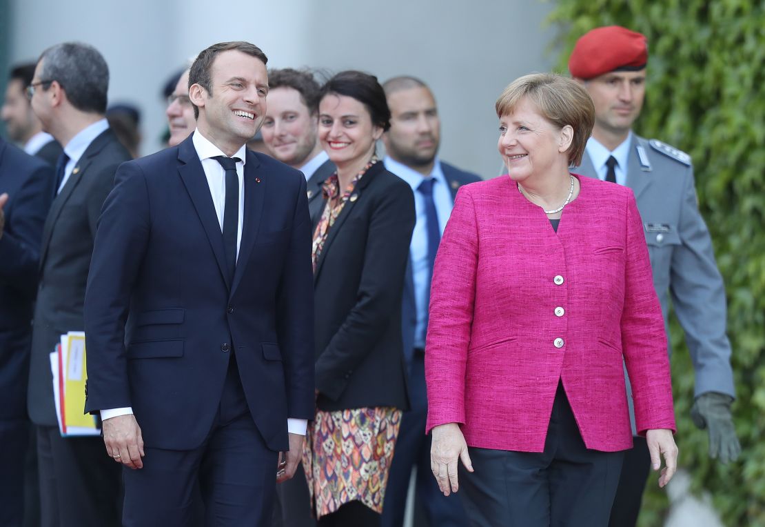 Macron junto a la canciller alemana, Angela Merkel.