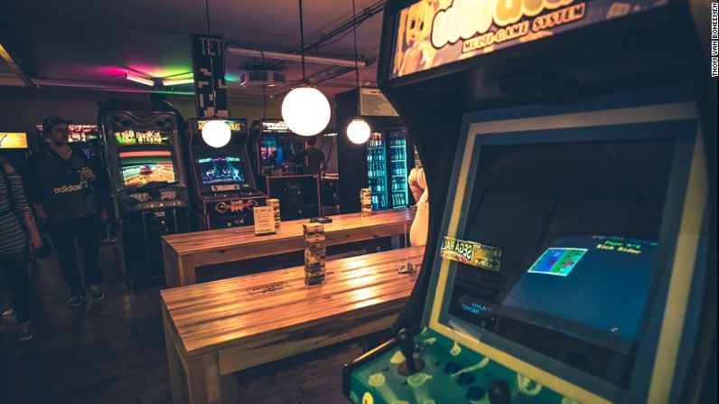 En donde antes existía una tienda erótica se montó TonTon Club, un bar-café-sala de juegos donde puedes jugar hockey de mesa, jenga o 'Duck Hunt'.