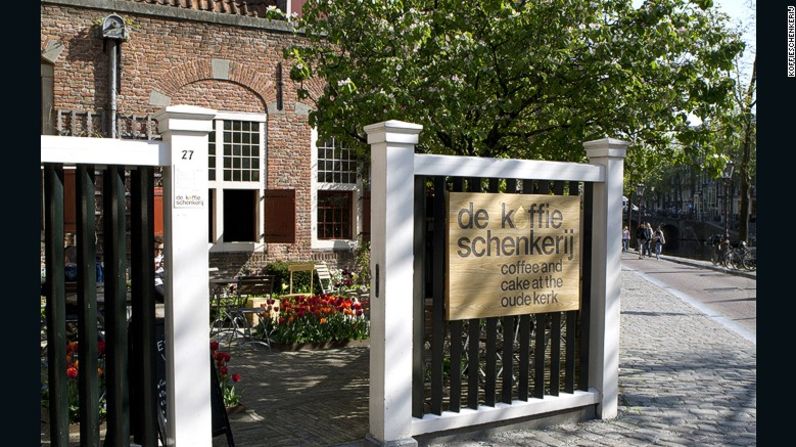 Uno de los cafés mejor ubicados de la ciudad es el De Koffieschenkerij. Está escondido dentro de la 'Oude Kerk', la iglesia más vieja de Ámsterdam, en todo el centro del Barrio Rojo.