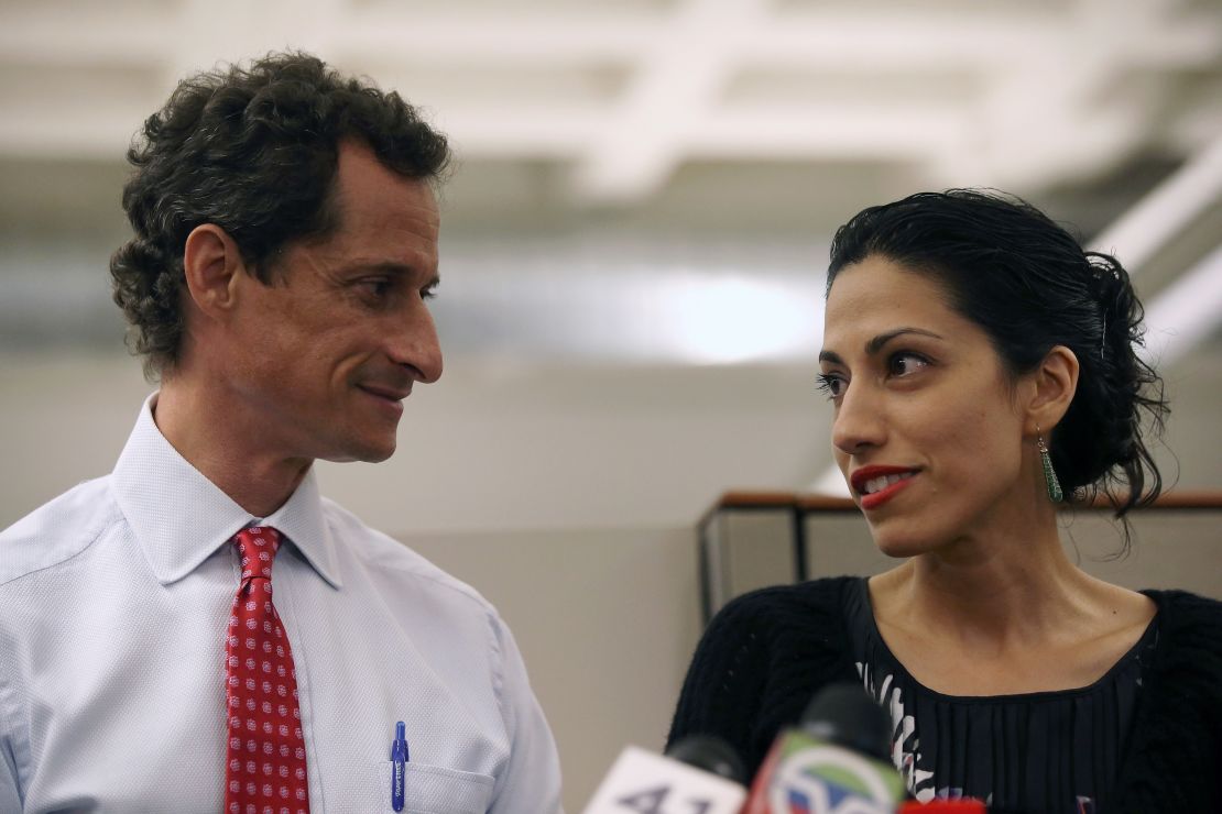 Fotografía del 23 de julio del 2013 en la que se ve a Anthony Weiner y a Huma Abedin durante un acto de campaña de él en Nueva York.