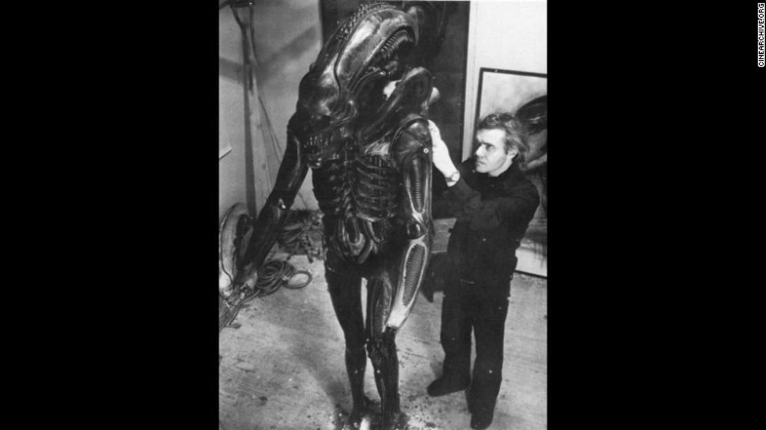 H.R. Giger con el disfraz de extraterrestre de la película “Alien” (1979).